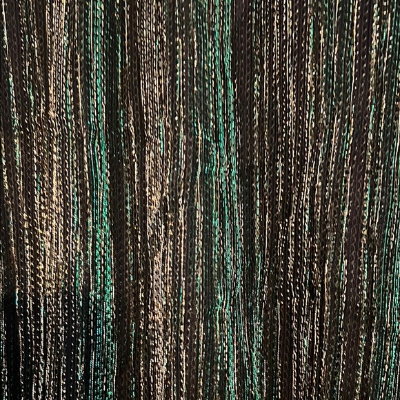 Elegant Green Dress with Gold Accents - Picture 5 of 6